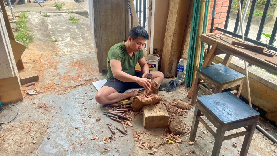Cầu thang đá lát trong nhà